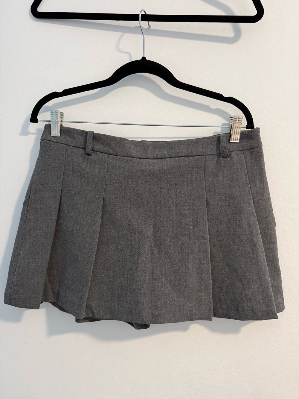 Zara Gray Pleated Mini Skirt - Picture 1 of 3